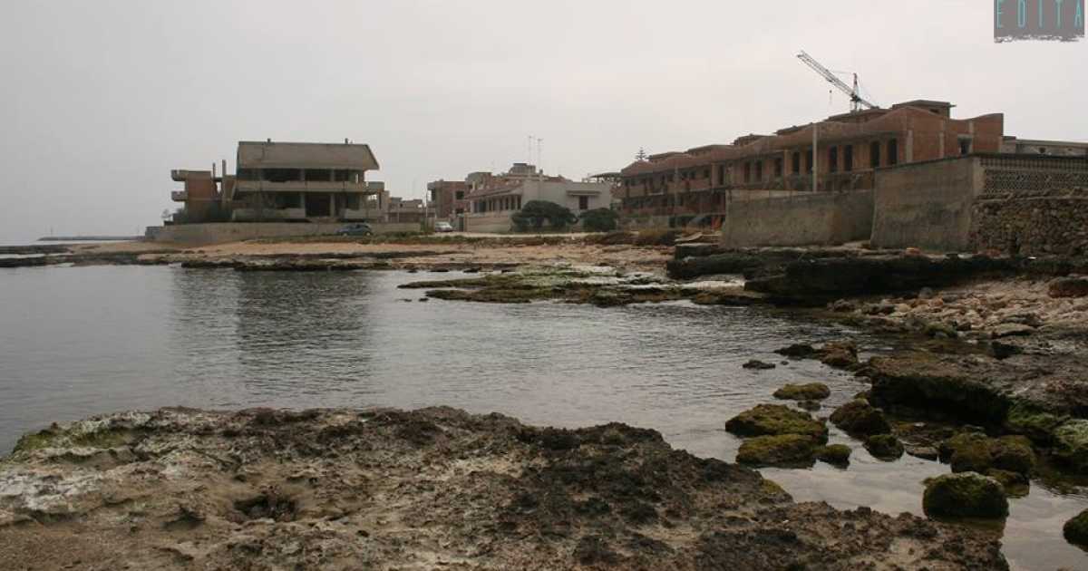 Mola, quelle villette fantasma adagiate sul mare da pi� di vent'anni
